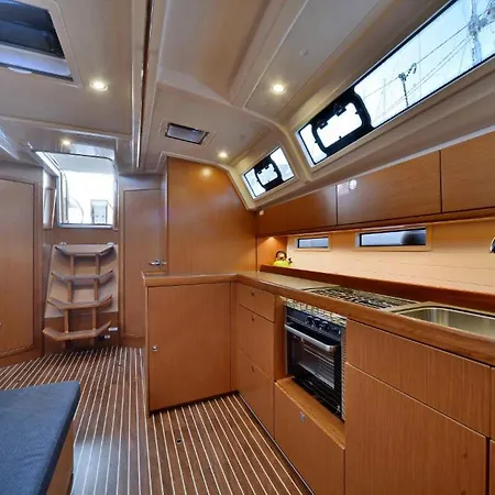 Botel Sailing Yacht Queen Eliza Varna