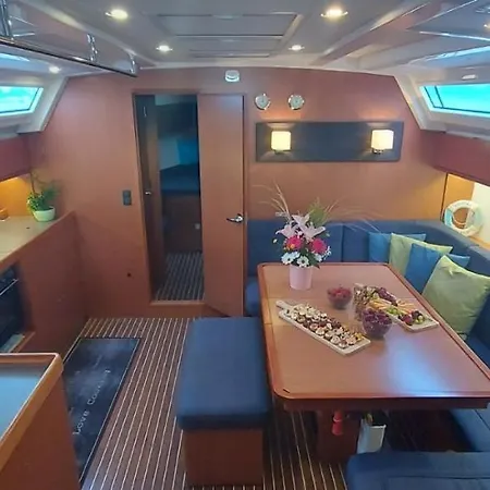 Sailing Yacht Queen Eliza 船屋