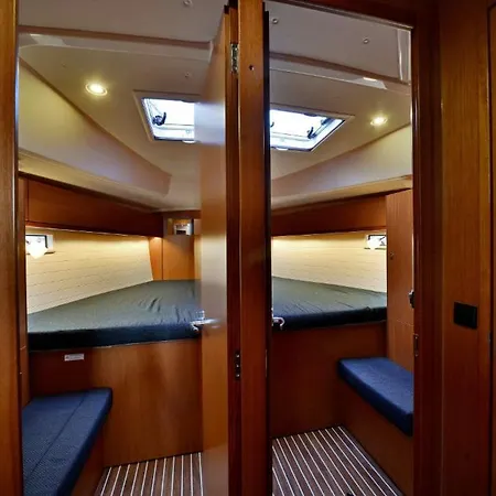 船屋 Sailing Yacht Queen Eliza *